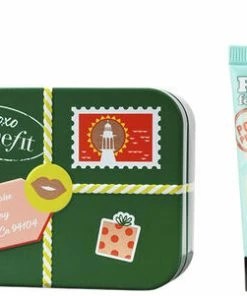 Benefit Cosmetics Merry Mini Mail Holiday Set - Ansigtsprimer, Mascara Og Brynfiksering